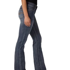 NWT’S WRANGLER WOMEN BOOTCUT JEAN IN AH WASH SZ 11/32